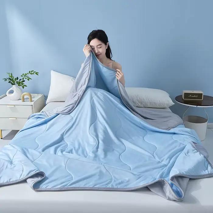 Couverture d'été rafraîchissante ultra douce – Design matelassé bleu clair et gris, respirante, lava