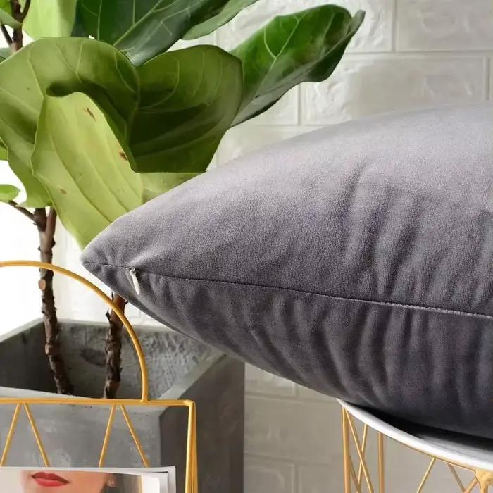 Juste de coussin décorative en velours gris foncé