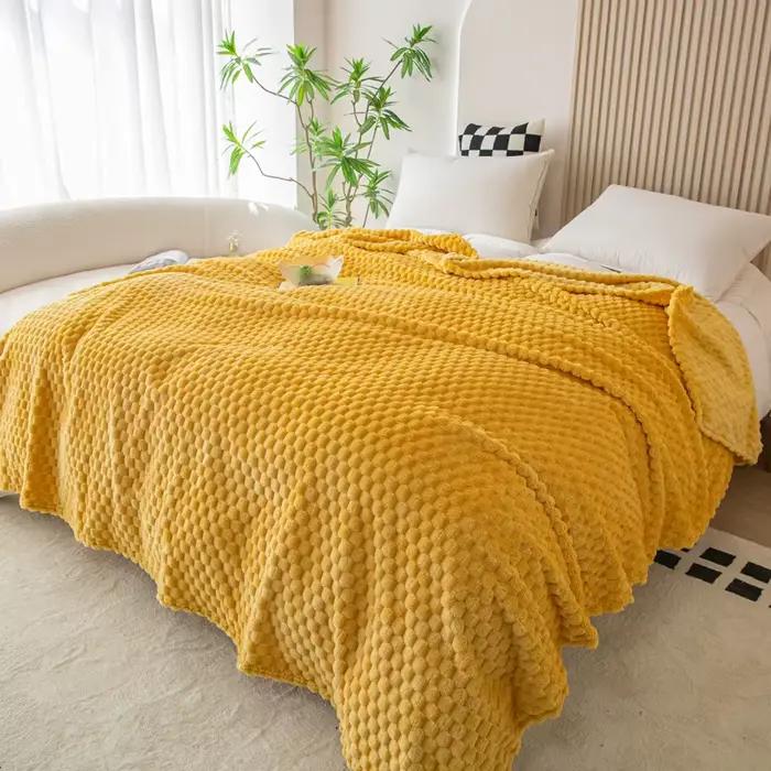 Couverture unie jaune à carreaux