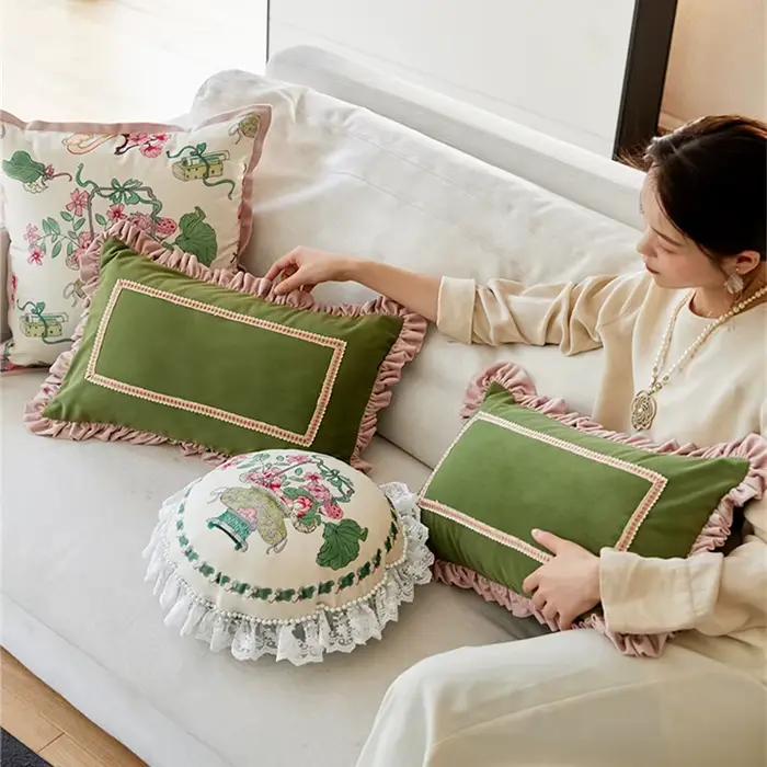 Juste de coussin en dentelle perlée