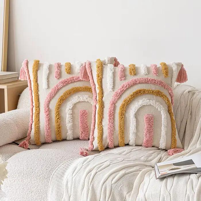 Housse de coussin capitonnée en coton rose avec glands
