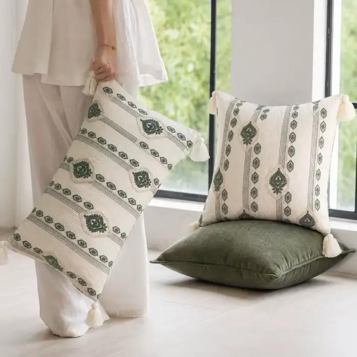 Housse de coussin bohème vert sauge et crème, brodée vintage avec pompons, en velours doux matelassé texturé, pour décoration de maison de style campagnard