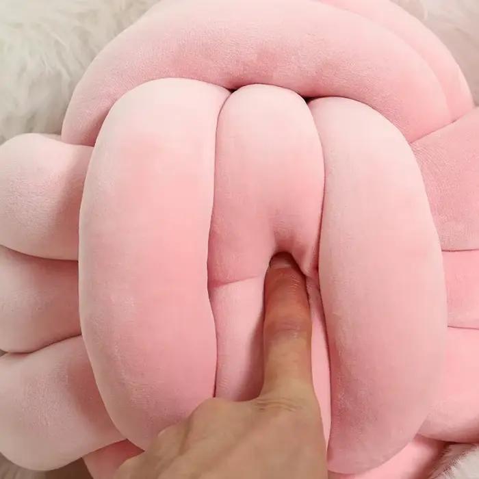 Coussin décoratif en forme de boule nouée en velours lilas pour la maison