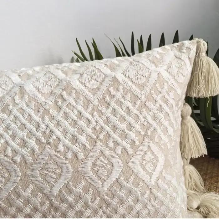 Juste de coussin florale brodée style bohème