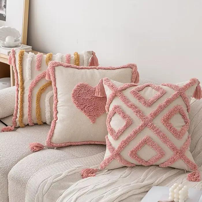 Housse de coussin capitonnée en coton rose avec glands