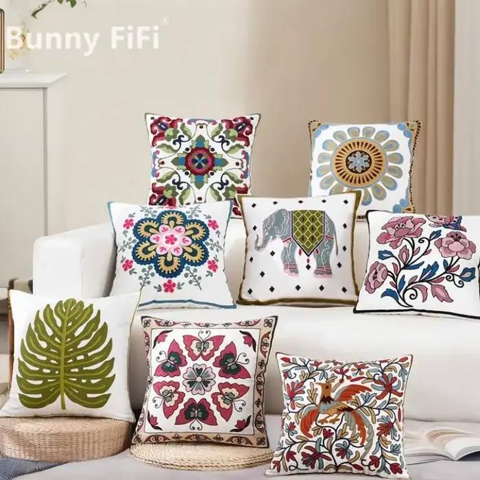 Housse de coussin brodée à motif floral
