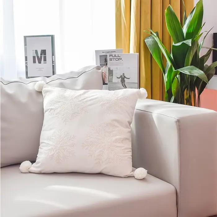 Taie d'oreiller décorative de Noël Dessin animé 3D Flocon de neige broderie Père Noël Arbre Blanc Carré Nouvel An 2025 Taies d'oreiller 45x45 cm
