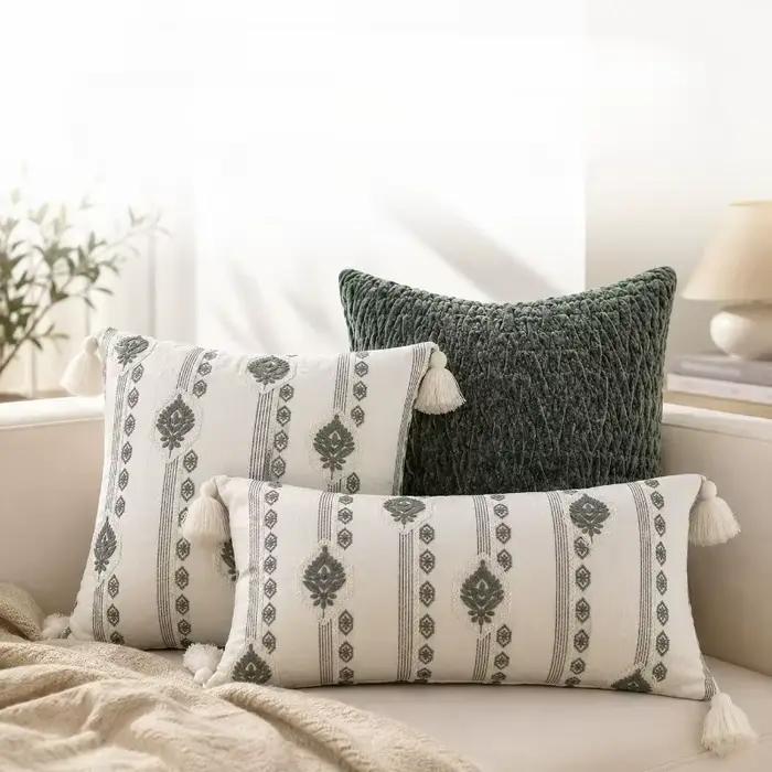 Housse de coussin bohème vert sauge et crème, brodée vintage avec pompons, en velours doux matelassé texturé, pour décoration de maison de style campagnard