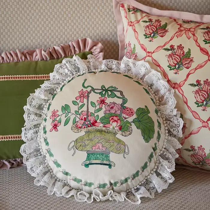 Juste de coussin en dentelle perlée