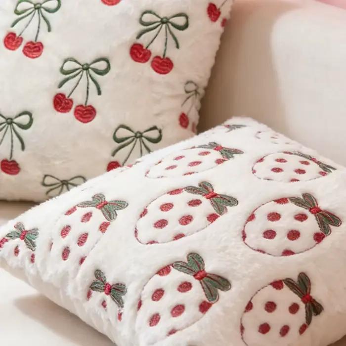 Housse de coussin en peluche brodée cerise fraise