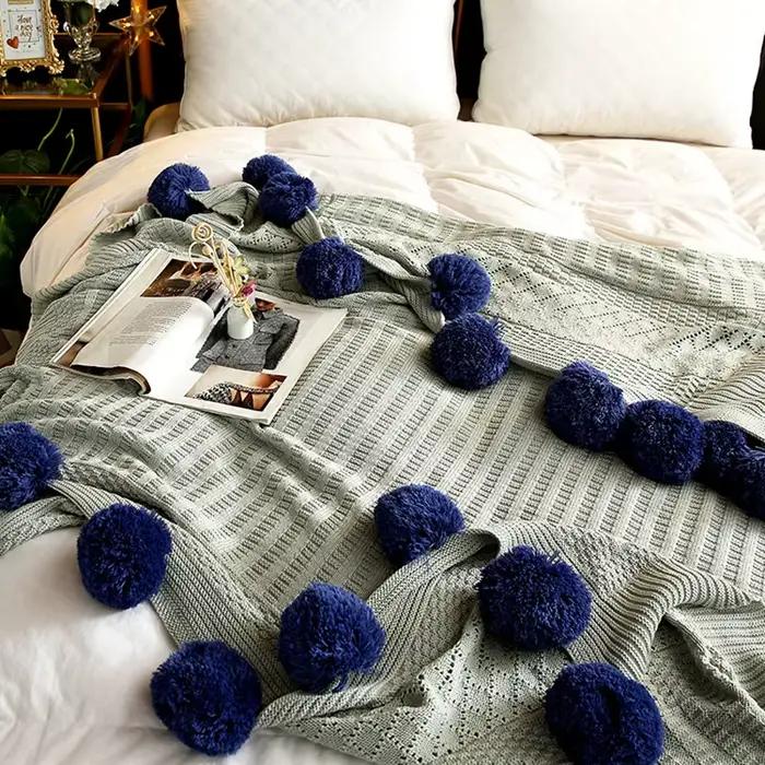 Couverture tricotée douce à pompons