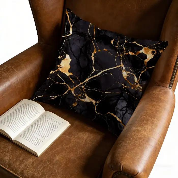 Coussin carré décoratif à motif marbré noir et or pour salon