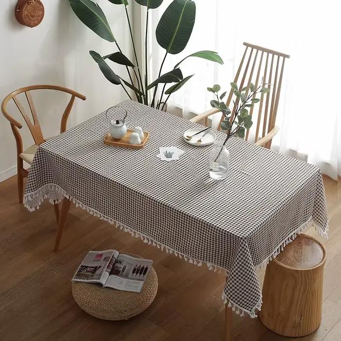 Petite nappe fraîche à carreaux nordique avec ourlet en dentelle