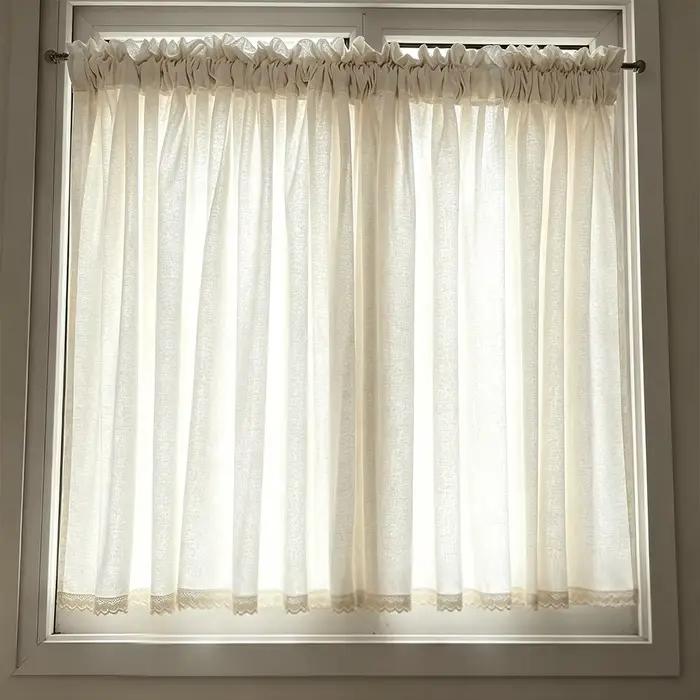 Les rideaux en lin et dentelle transparents conviennent à la décoration des fenêtres de la cuisine