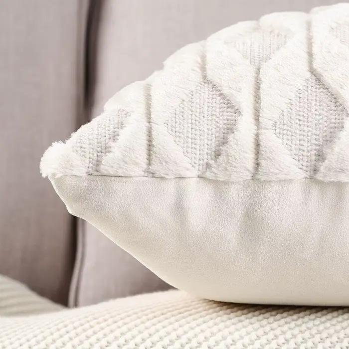 Housse de coussin en peluche blanche