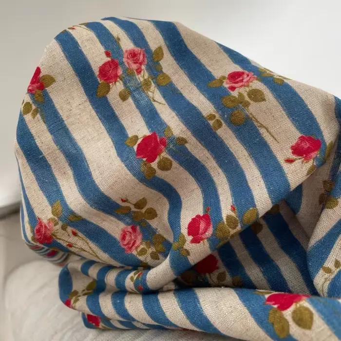 Tissu en coton et lin imprimé roses rouges et rayures bleues rétro pour robe ou chemisier, tissu fait main pour bricolage