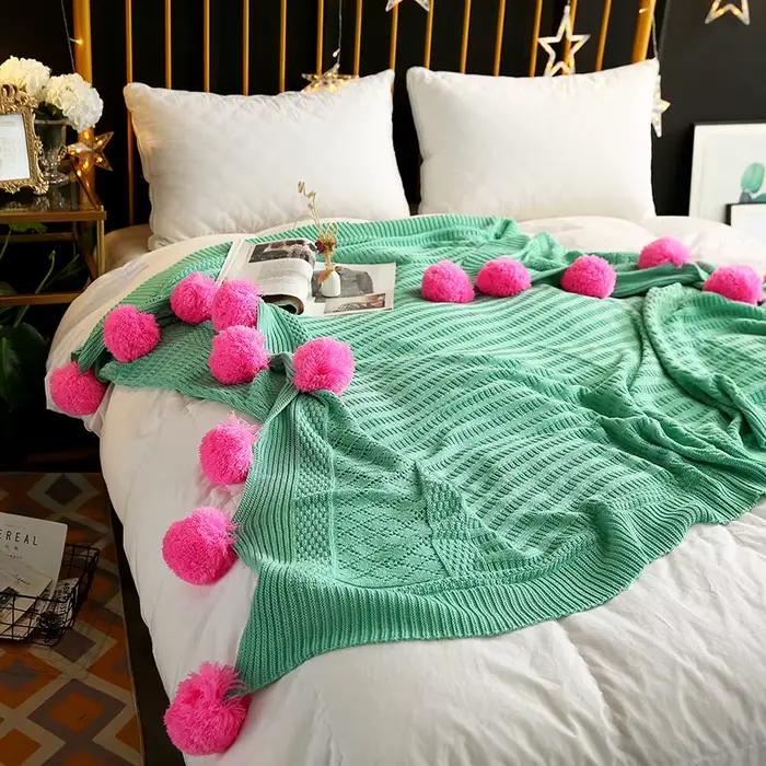 Couverture tricotée douce à pompons