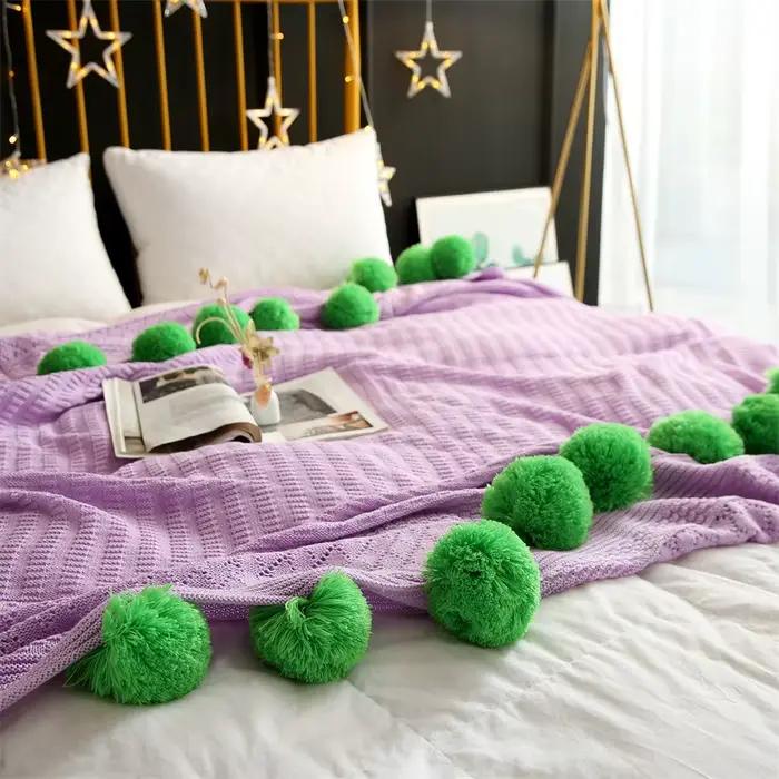 Couverture tricotée douce à pompons