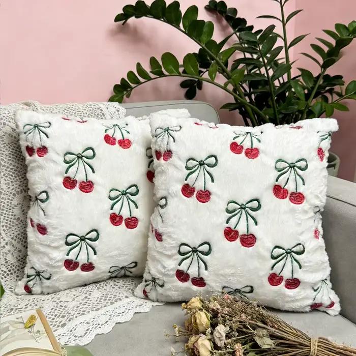 Housse de coussin en peluche brodée cerise fraise