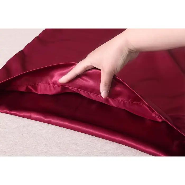 Housse de coussin en satin avec fermeture d'enveloppe