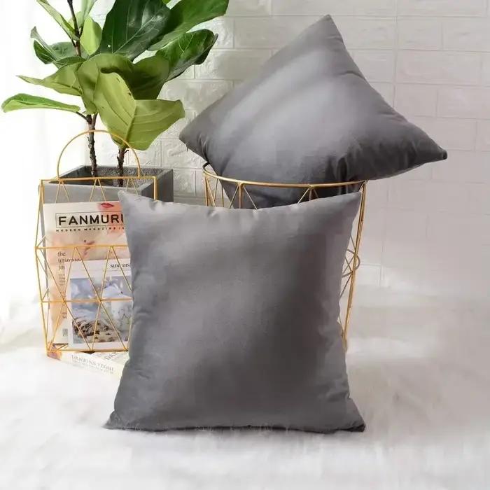 Juste de coussin décorative en velours gris foncé