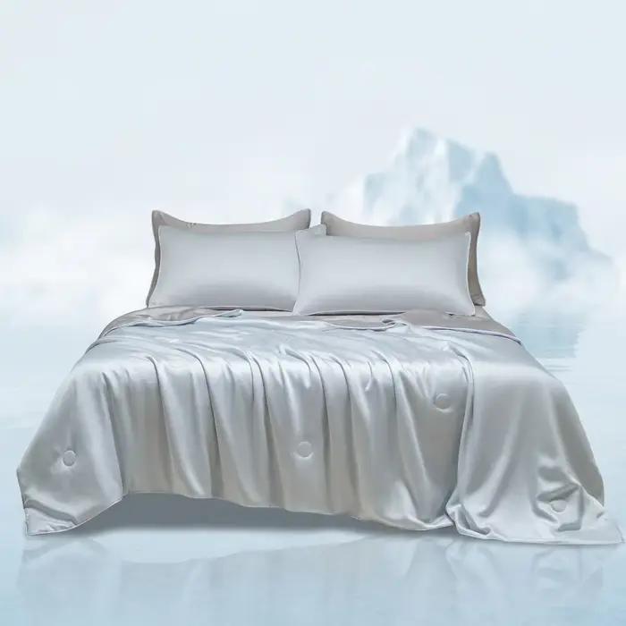 Couette légère et respirante en soie glacée lavée