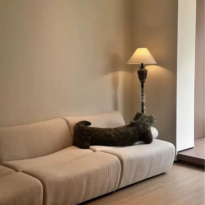 Oreiller en forme de saucisse en peluche