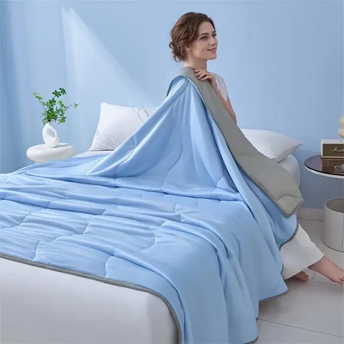 Couverture d'été rafraîchissante ultra douce – Design matelassé bleu clair et gris