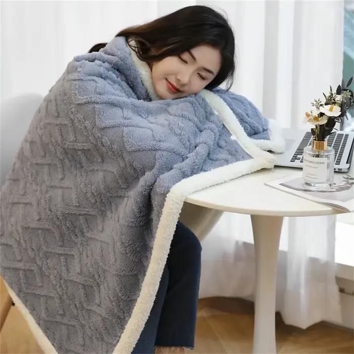 Couverture en laine pour sieste au bureau