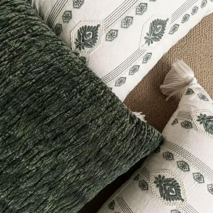 Housse de coussin bohème vert sauge et crème, brodée vintage avec pompons, en velours doux matelassé texturé, pour décoration de maison de style campagnard
