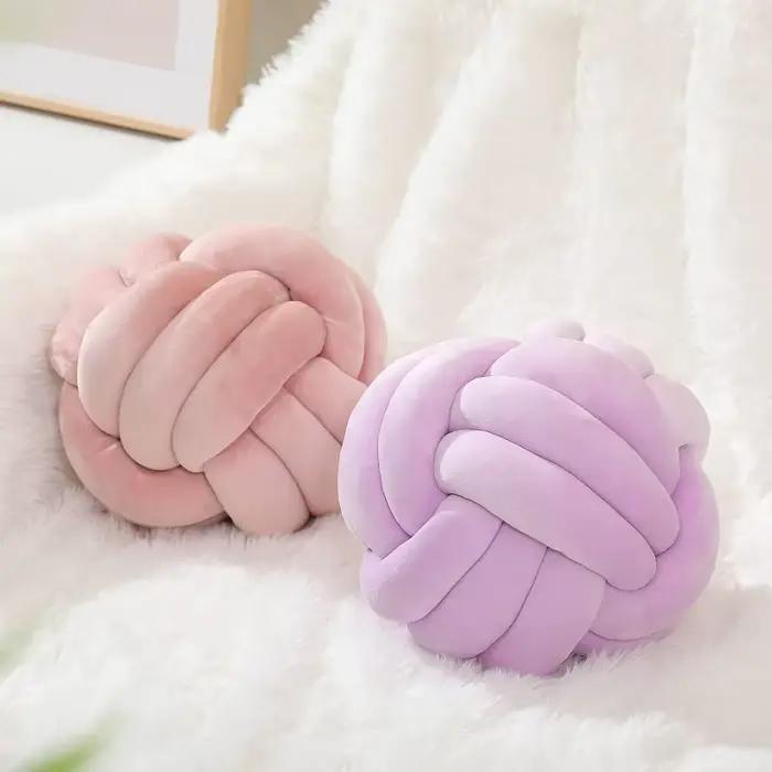 Coussin décoratif en forme de boule nouée en velours lilas pour la maison