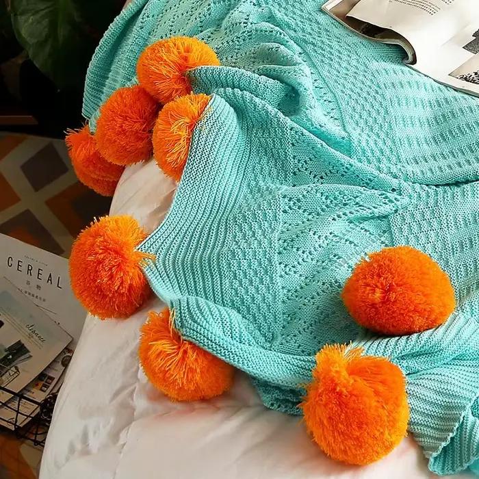 Couverture tricotée douce à pompons