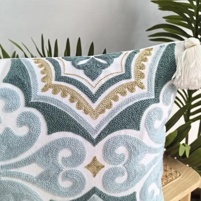 Juste de coussin florale brodée style bohème