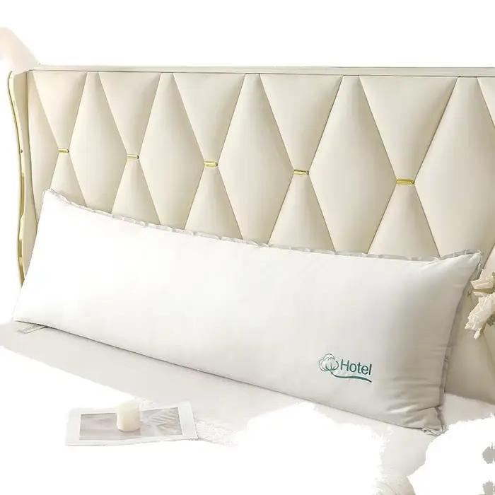 Coussin long blanc avec garnissage doux pour le cou et le corps