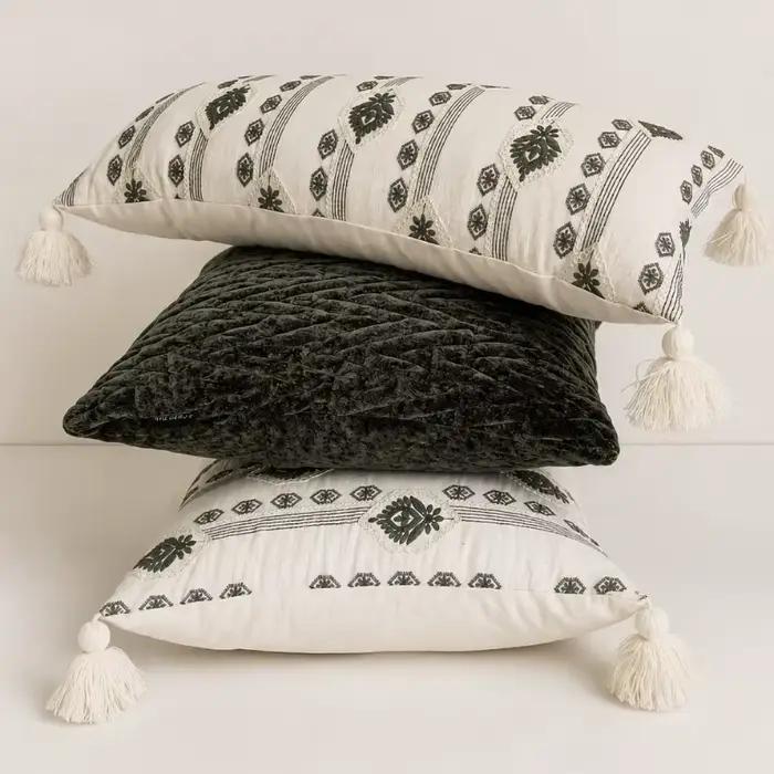 Housse de coussin bohème vert sauge et crème, brodée vintage avec pompons, en velours doux matelassé texturé, pour décoration de maison de style campagnard