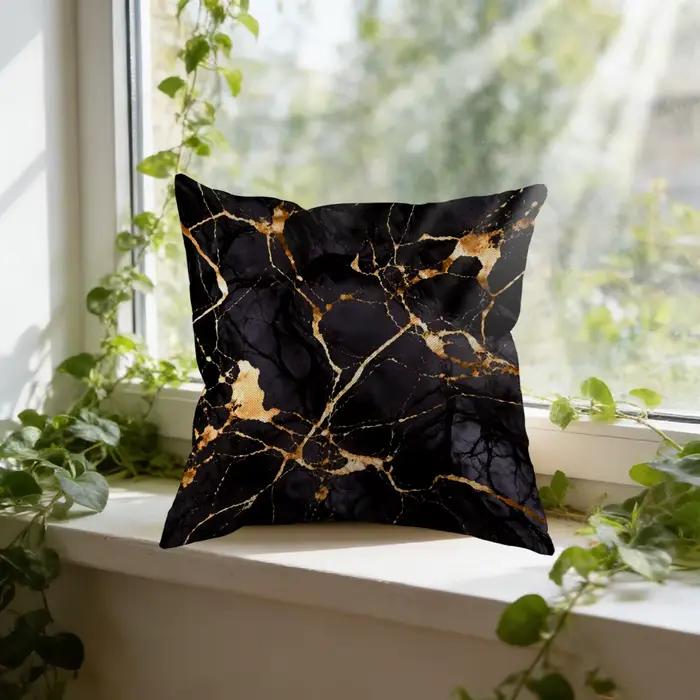Coussin carré décoratif à motif marbré noir et or pour salon