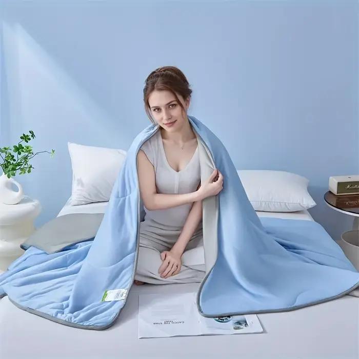 Couverture d'été rafraîchissante ultra douce – Design matelassé bleu clair et gris